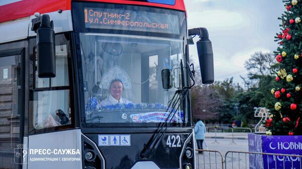 В Евпатории водители трамваев преобразились в Снегурочек