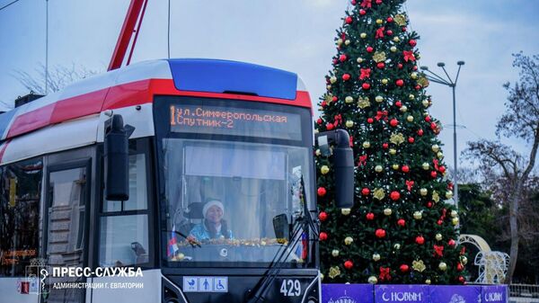 В Евпатории водители трамваев преобразились в Снегурочек