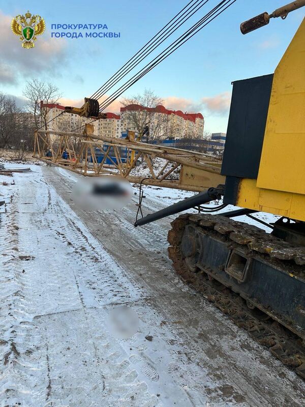 В Москве при падении строительного крана погиб человек