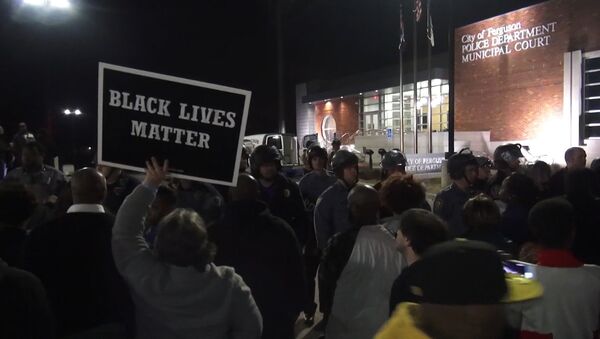 Афроамериканцы кричали и пели после отставки главы полиции в Фергюсоне