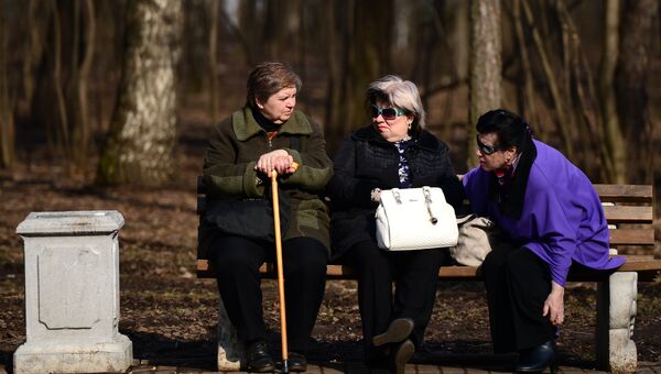 Пожилые женщины отдыхают на скамейке в парке Кузьминки-Люблино