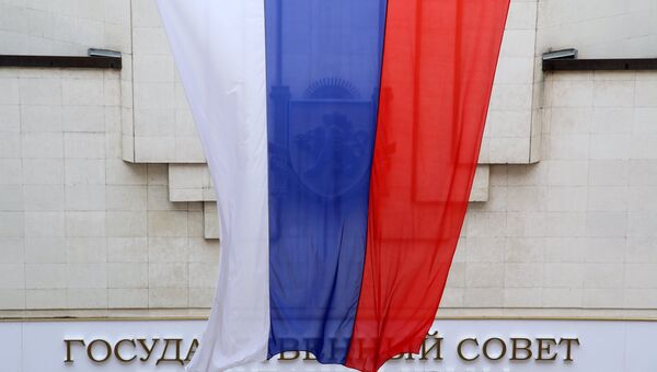 Российский флаг у здания Государственного Совета Республики Крым