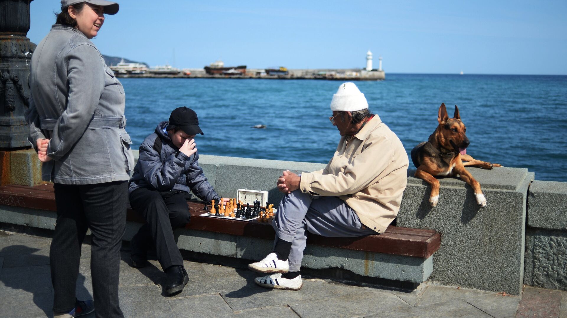 Отдыхающие играют в шахматы на набережной в Ялте - РИА Новости, 1920, 16.12.2022
