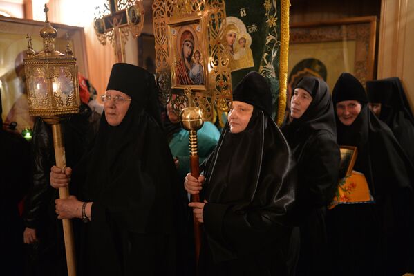 Монахини перед началом крестного хода во время праздничного пасхального богослужения в Иоанно-Кронштадтском женском монастыре