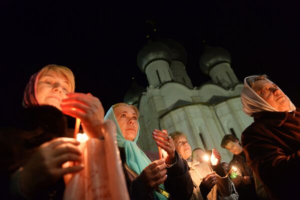 Верующие на праздничном пасхальном богослужении в Великом Новгороде
