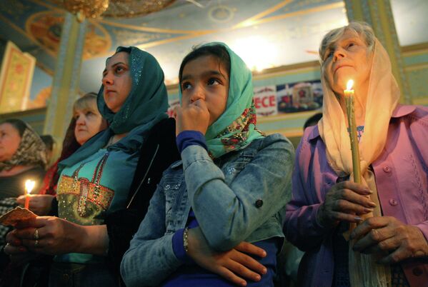 Верующие во время пасхального богослужения в церкви Михаила Архангела в городе Грозный в Чеченской Республике