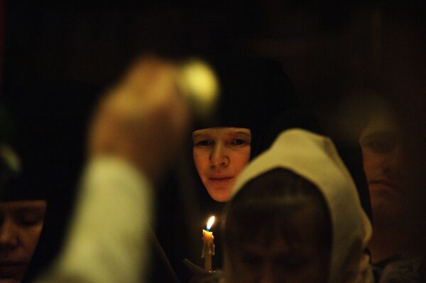 Монахиня на праздничном пасхальном богослужении в соборе Казанской иконы Божией матери в Чите