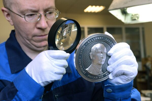 В России изготовили памятные монеты в честь присоединения Крыма к России