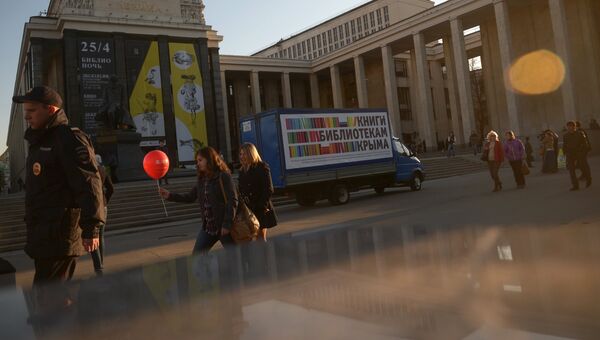 Автомобиль с книгами, собранными из фондов российских федеральных библиотек, у здания Российской государственной библиотеки перед отправкой в Крым