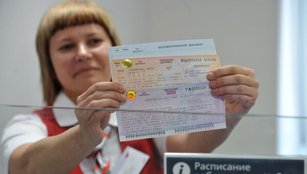 Билетный кассир держит в руках проездные документы в Крым