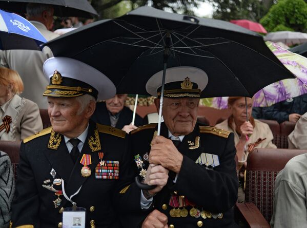 Ветераны Великой Отечественной войны перед началом Парада Победителей в Севастополе