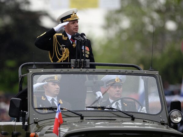 Командующий Черноморским флотом России вице-адмирал Александр Витко во время Парада Победителей в Севастополе.