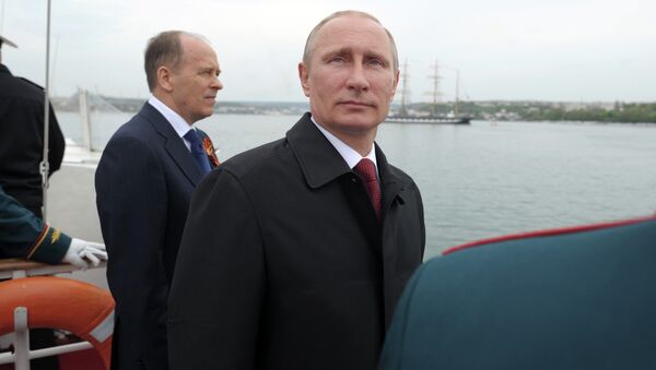Владимир Путин во время военного парада в Крыму 9 мая 2014 года