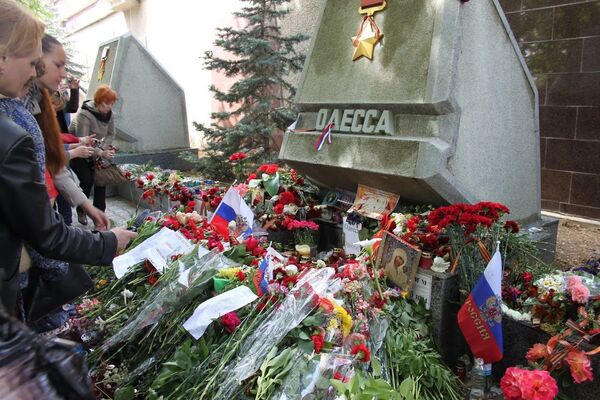 Цветы у памятника городу-герою Одессе в Севастополе 9 мая Цветы у памятника городу-герою Одессе в Севастополе 9 мая
