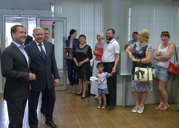 Дмитрий Медведев во время посещения Управления Федеральной миграционной службы городя Севастополя Дмитрий Медведев во время посещения Управления Федеральной миграционной службы городя Севастополя