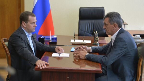 Председатель правительства РФ Дмитрий Медведев во время встречи с исполняющим обязанности губернатора Севастополя Сергеем Меняйло