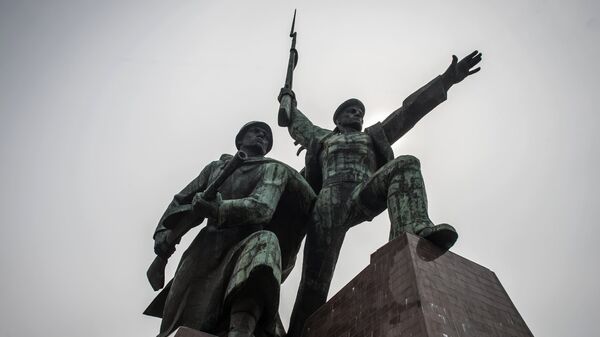 Скульптурная композиция Солдат и Матрос в городе Севастополе. Архивное фото