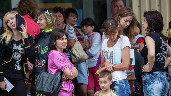 Родители с детьми во время посадки в автобусы в Славянске