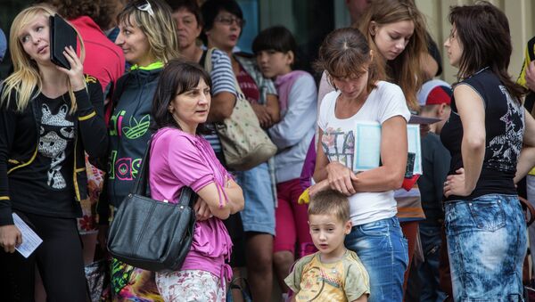 Родители с детьми во время посадки в автобусы в Славянске
