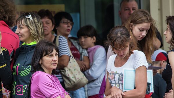 Родители с детьми во время посадки в автобусы в Славянске