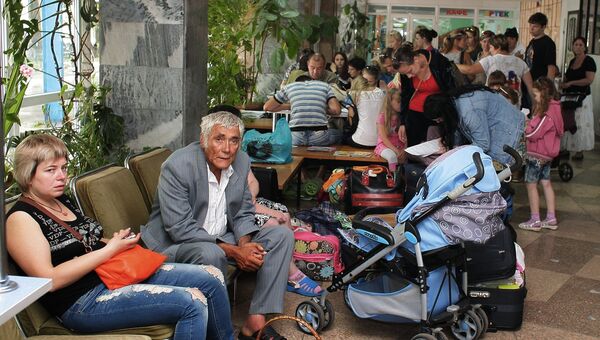 Беженцы из Юго-Востока Украины в пункте помощи беженцам лагеря Артек