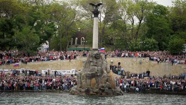 Жители Крыма наблюдают за военным парадом, посвященном 69-й годовщине Победы в ВОВ и 70-летию освобождения Севастополя