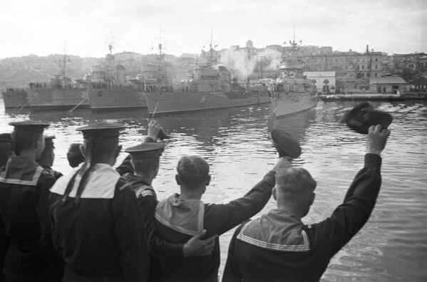 Демобилизованные моряки прощаются с кораблями. 1945