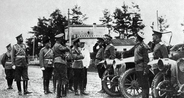 Император Николай II обходит моточасти автомобильной роты