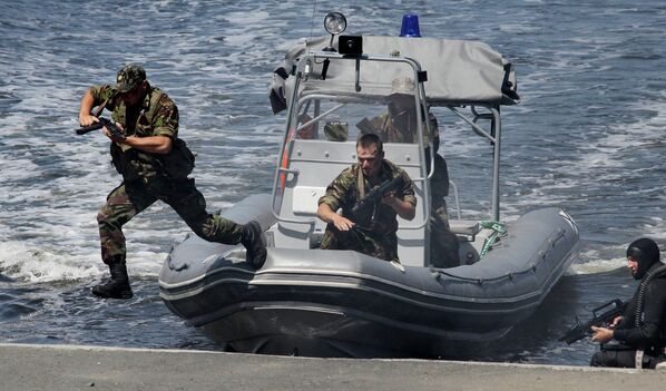 Бойцы морского спецназа на генеральной репетиции парада к Дню военно-морского флота во Владивостоке