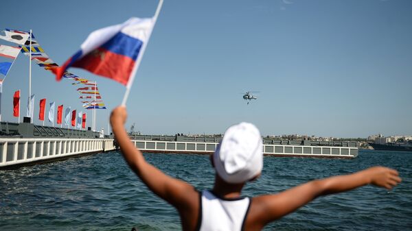 Ребенок с флагом России в Севастополе