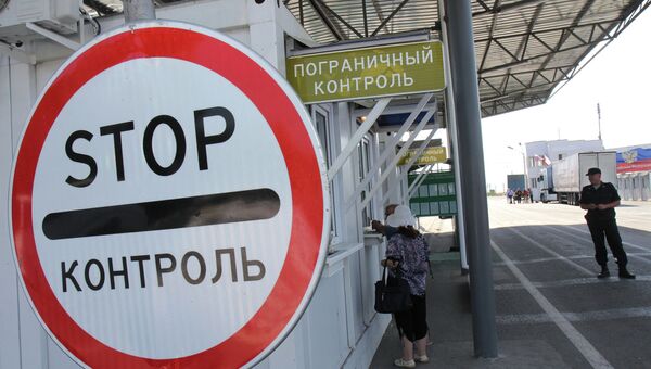 Приезжие проходят пограничный контроль на пункте пропуска Армянск российско-украинской границы