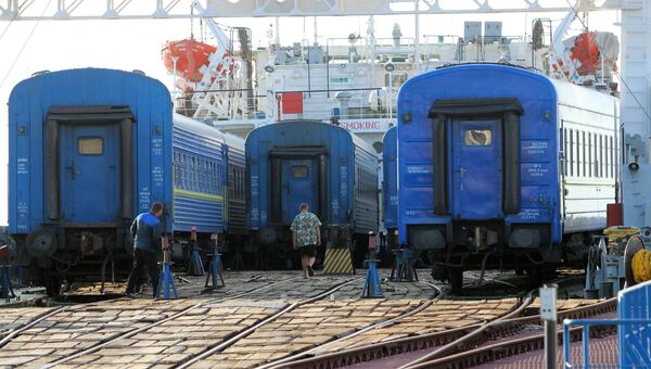 Разгрузка парома с вагонами поезда Симферополь - Москва на Керченской паромной переправе