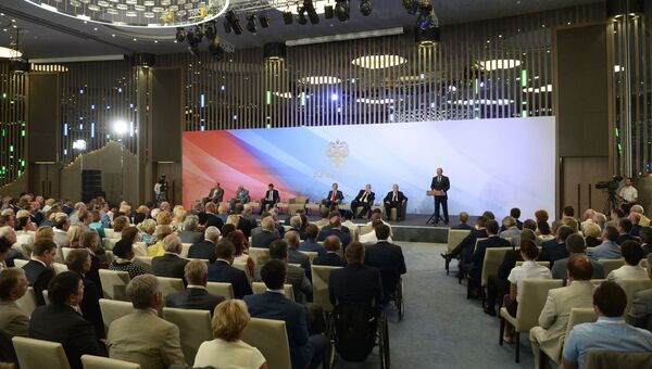 Президент РФ Владимир Путин выступает на встрече в Ялте членами фракций политических партий Государственной Думы РФ