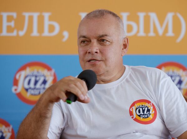 Генеральный директор МИА Россия Сегодня Дмитрий Киселев на пресс-конференции, посвященной открытию международного фестиваля Koktebel Jazz Party Генеральный директор МИА Россия Сегодня Дмитрий Киселев на пресс-конференции, посвященной открытию международного фестиваля Koktebel Jazz Party