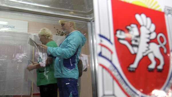 Жители Симферополя голосуют на выборах на избирательном участке в здании школы №10.