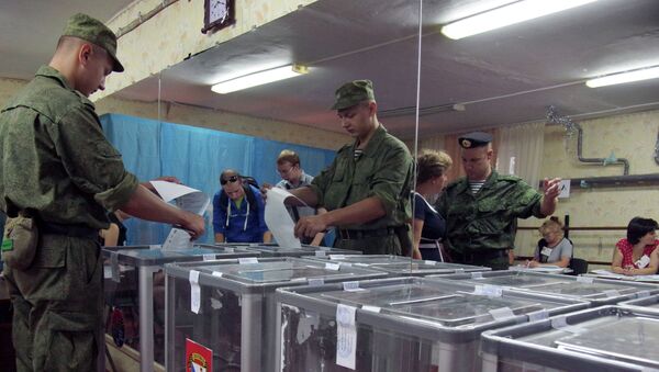 Военнослужащие на одном из избирательных участков города Севастополя во время выборов в Законодательное собрание Севастополя и муниципальные образования города