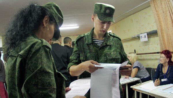 Военнослужащие на одном из избирательных участков города Севастополя во время выборов в Законодательное собрание Севастополя и муниципальные образования города
