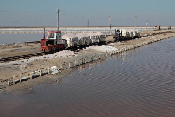 Поезд загружается с морской солью на озере Сасык-Сиваш