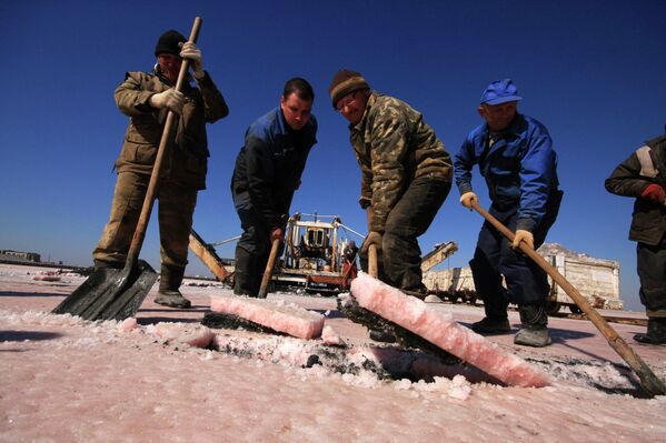 Рабочие добывают соль на озере Сасык-Сиваш