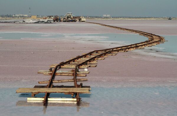 Рельсы на соляном озере Сасык-Сиваш