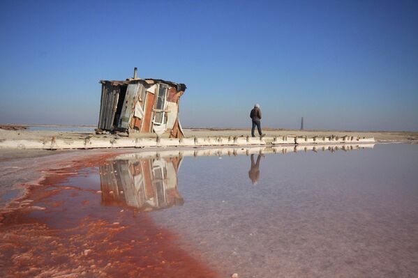 Добыча соли на озере Сасык-Сиваш возле