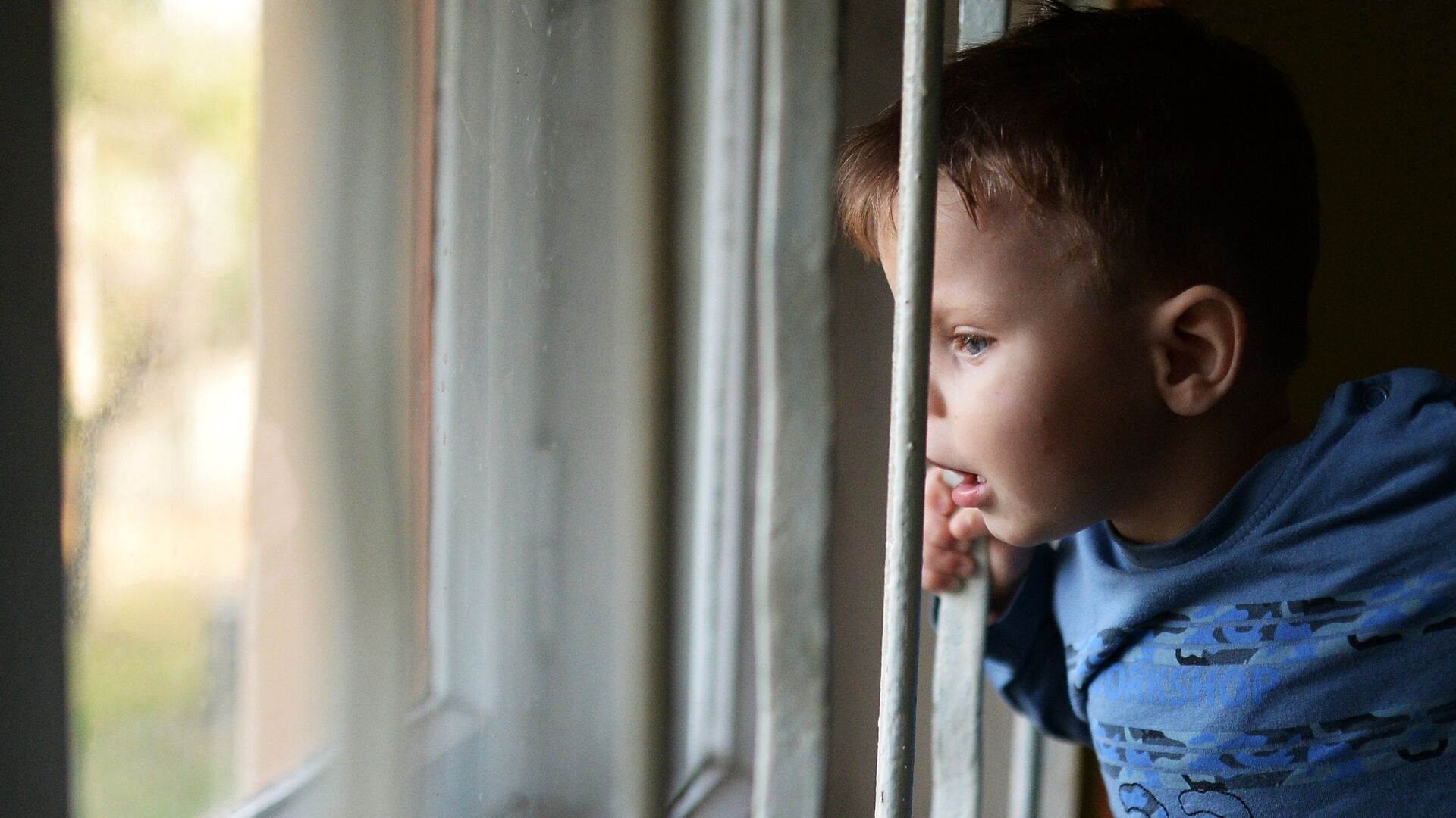 Ребенок у окна, архивное фото - РИА Новости, 1920, 18.08.2023