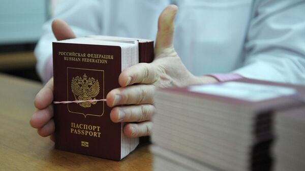 Сотрудница ФГУП Гознак упаковывает для отправки готовые биометрические заграничные паспорта граждан РФ в Резервном центре персонализации в Москве