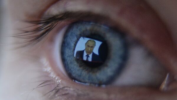 Девушка смотрит телевизионную трансляцию послания президента РФ В.Путина к Федеральному Собранию