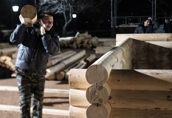 Рабочие строят обыденный деревянный храм на площади у Владимирского кафедрального собора в Херсонесе