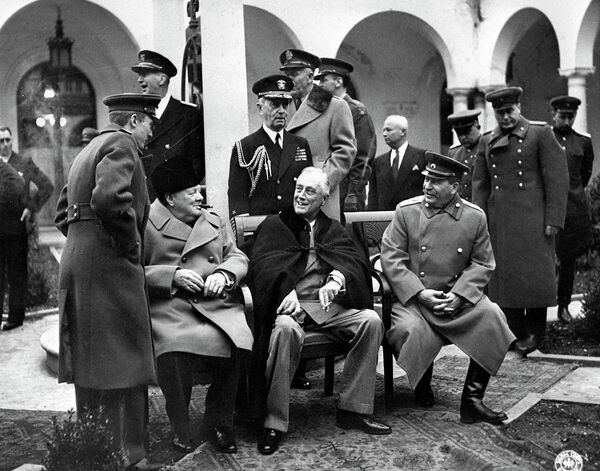 Премьер-министр Великобритании Уинстон Черчилль, Президент США Франклин Делано Рузвельт и Маршал СССР Иосиф Виссарионович Сталин на Ялтинской конференции. 1945