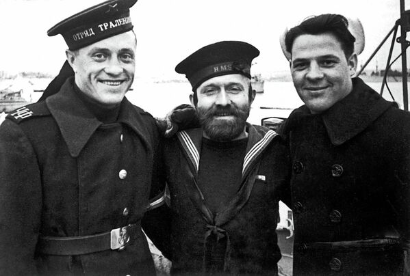 Русский, английский и американский матросы на Графской пристани в Севастополе в дни работы Ялтинской конференции. 1945