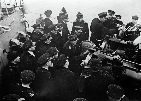 Офицеры США, прибывшие на Ялтинскую конференцию глав правительств трех союзных держав, знакомятся с торпедным вооружением советского крейсера Ворошилов. Севастополь. 1945 год.