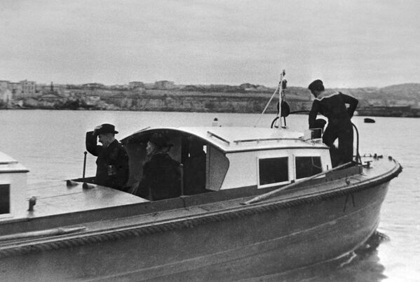 Министр иностранных дел Великобритании Иден на борту катера, отходящего от Графской пристани в Севастополе