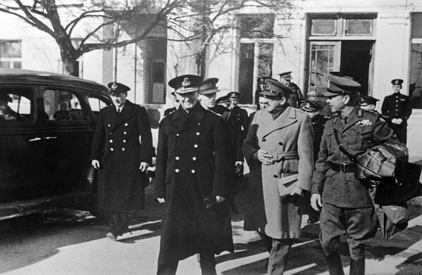 После совещания группа английских офицеров выходит из здания штаба Черноморского флота в городе Севастополе
